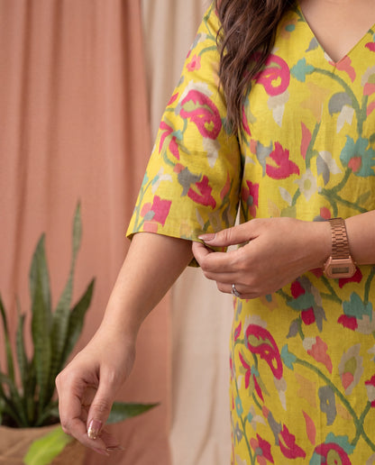 Amthi Yellow Floral Printed Straight Kurta For Women