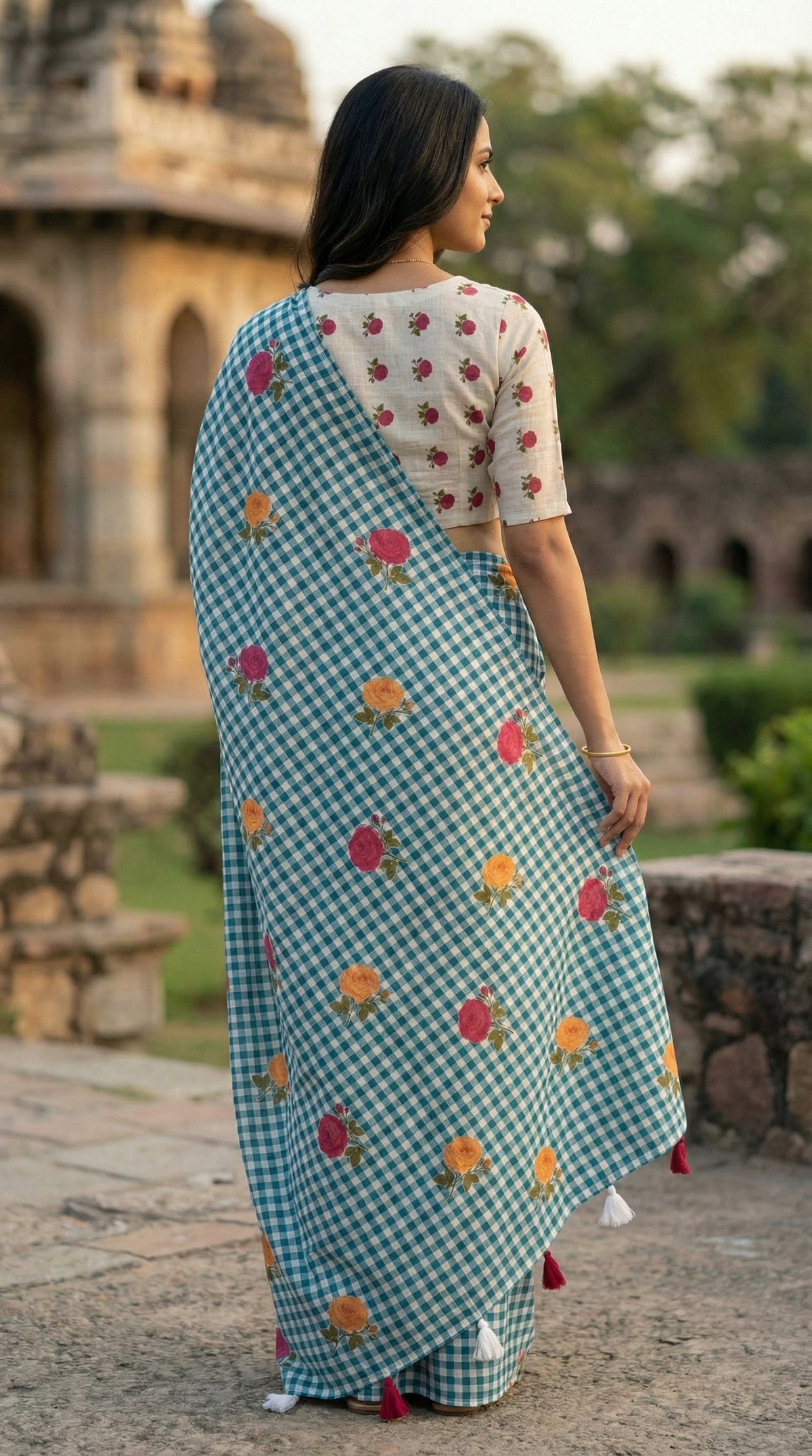 Amthi Women Floral Motif Digital Print Linen Saree with Tassels