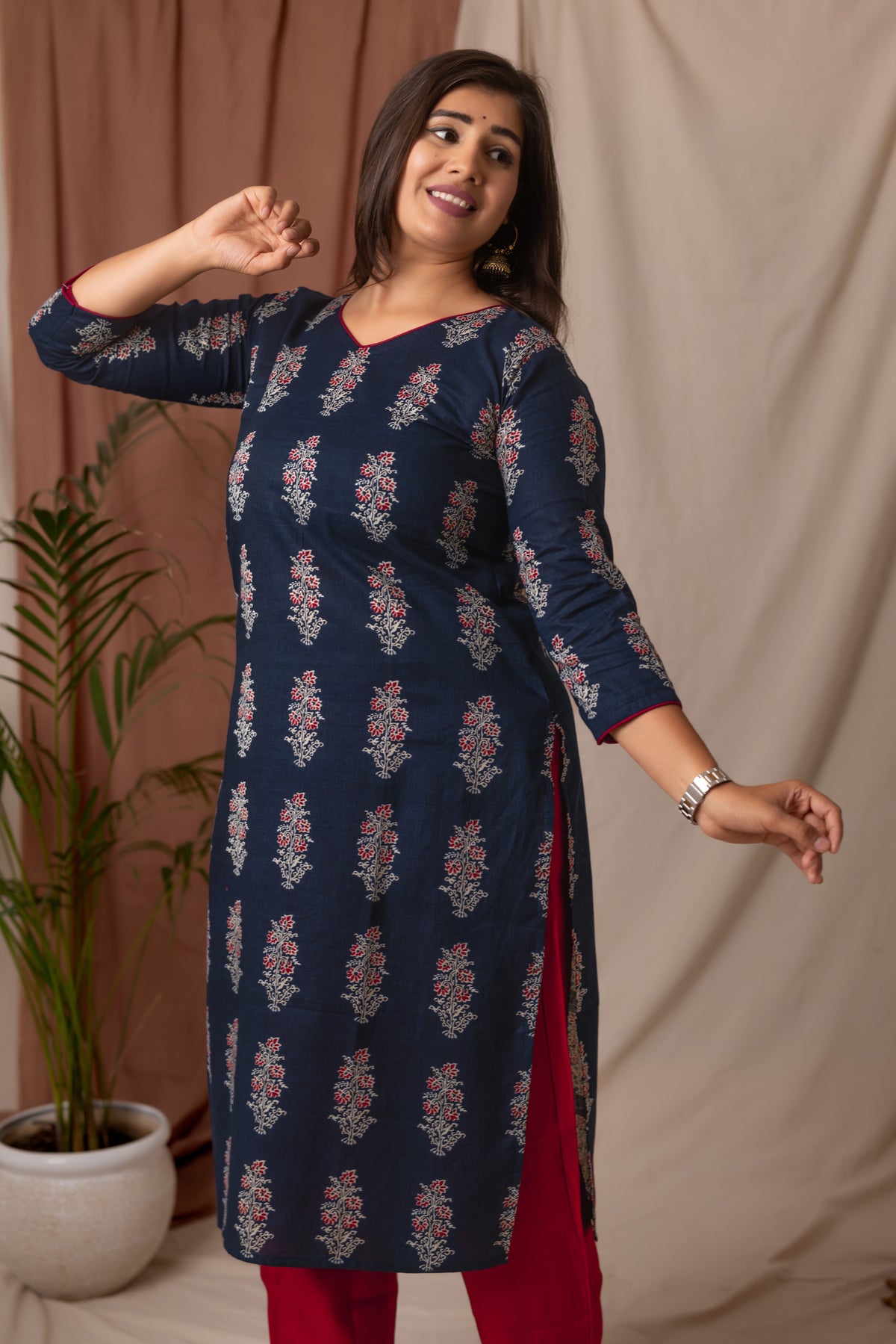 Amthi Women's Navy Blue V- Neck Floral Printed Straight Kurta