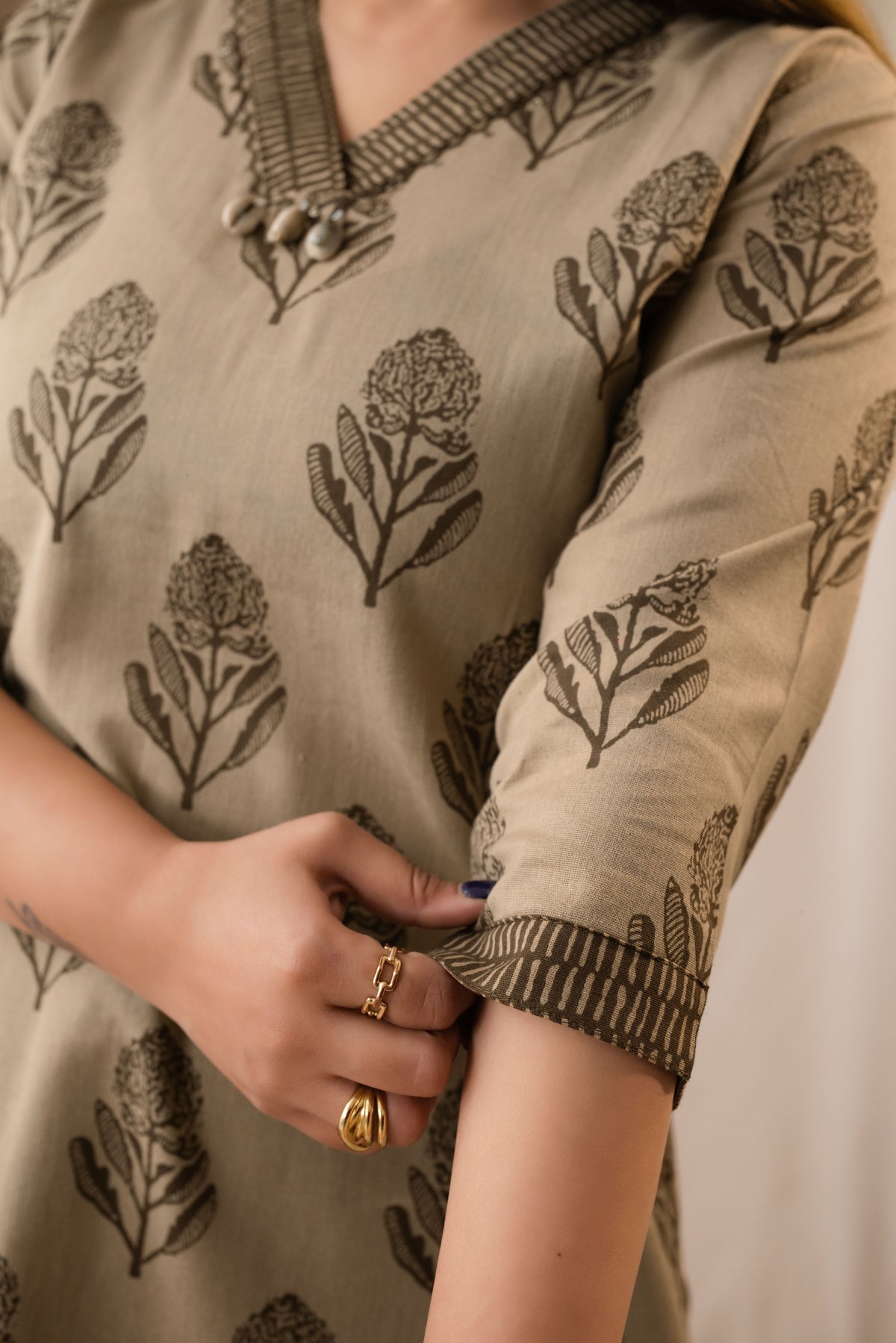 Amthi Women's Beige Linen Block Print Kurta Set