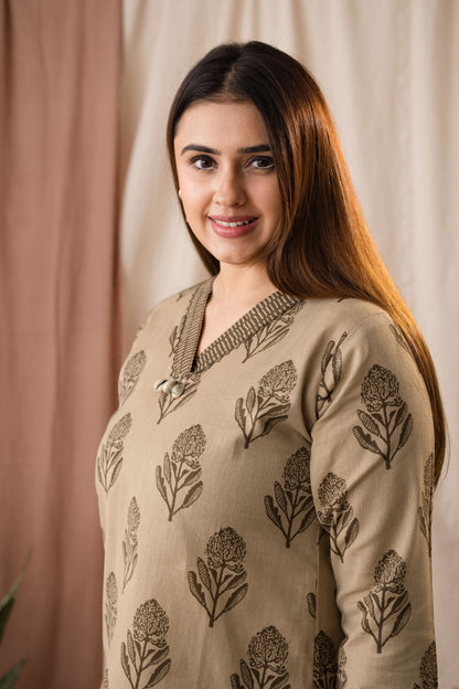 Amthi Women's Beige Linen Block Print Kurta Set