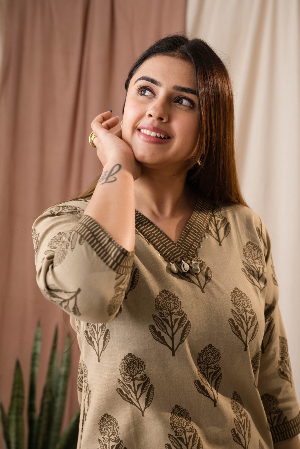 Amthi Women's Beige Linen Block Print Kurta Set