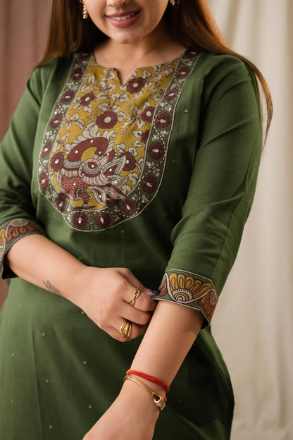 Amthi Women's Green Linen Cotton Kalamkari Kurta Set