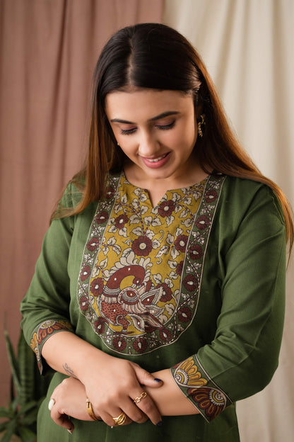 Amthi Women's Green Linen Cotton Kalamkari Kurta Set