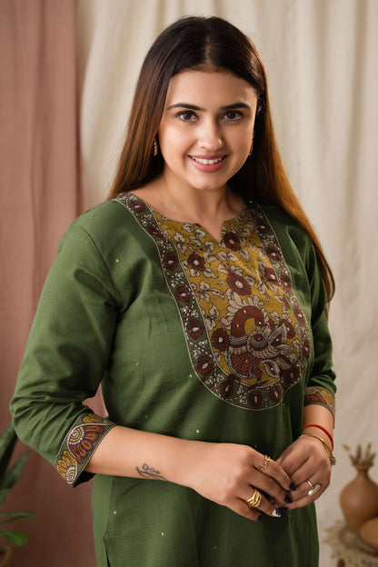Amthi Women's Green Linen Cotton Kalamkari Kurta Set