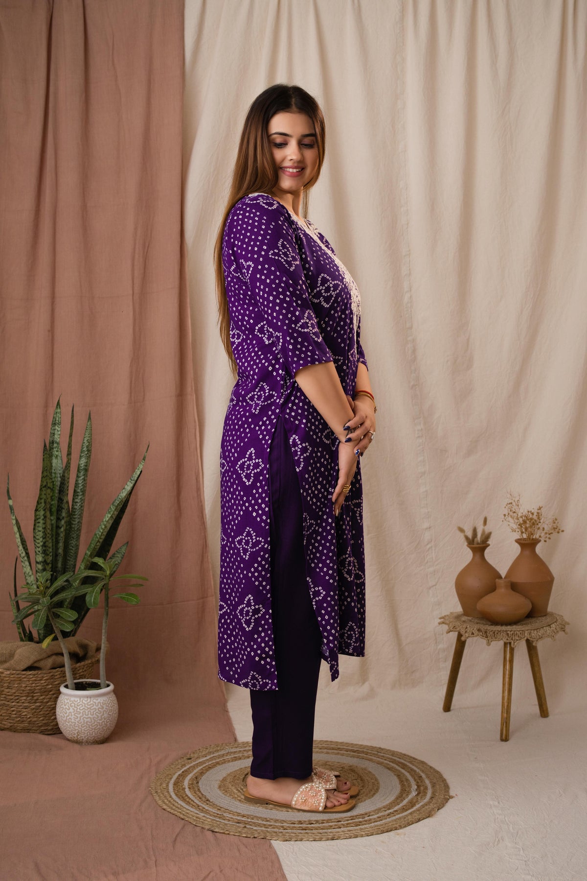 Amthi Women’s Purple Bandhani Embroidered Linen Straight Kurta Set