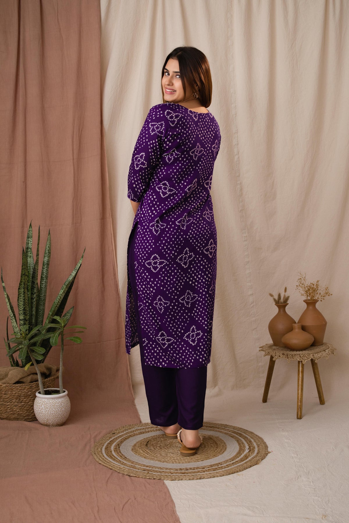 Amthi Women’s Purple Bandhani Embroidered Linen Straight Kurta Set