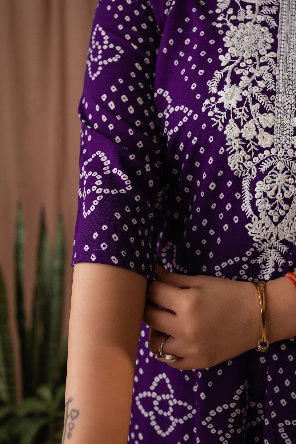 Amthi Women’s Purple Bandhani Embroidered Linen Straight Kurta Set