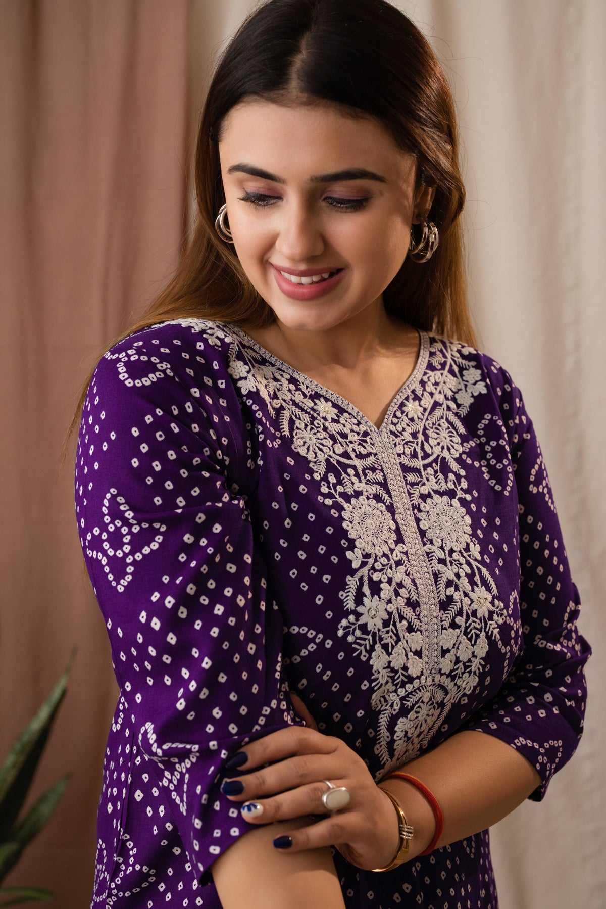 Amthi Women’s Purple Bandhani Embroidered Linen Straight Kurta Set
