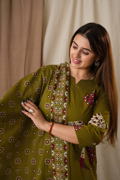 Amthi Women's Peacock Printed Olive Green Kurta Set
