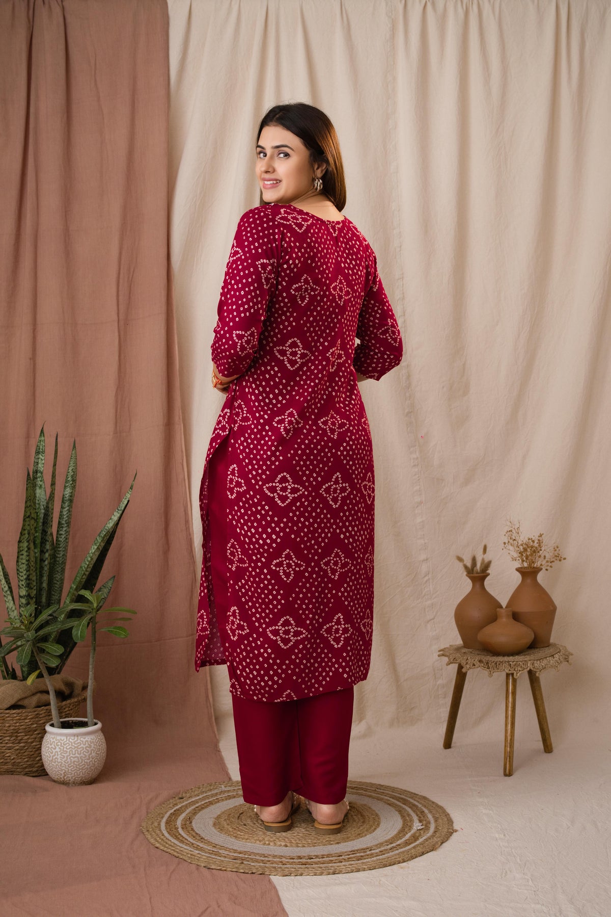 Amthi Women’s Maroon Bandhani Embroidered Linen Straight Kurta Set