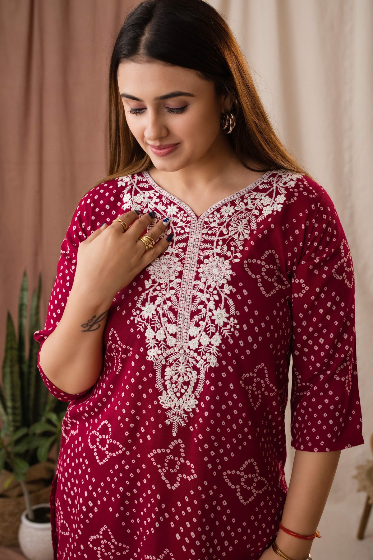 Amthi Women’s Maroon Bandhani Embroidered Linen Straight Kurta Set