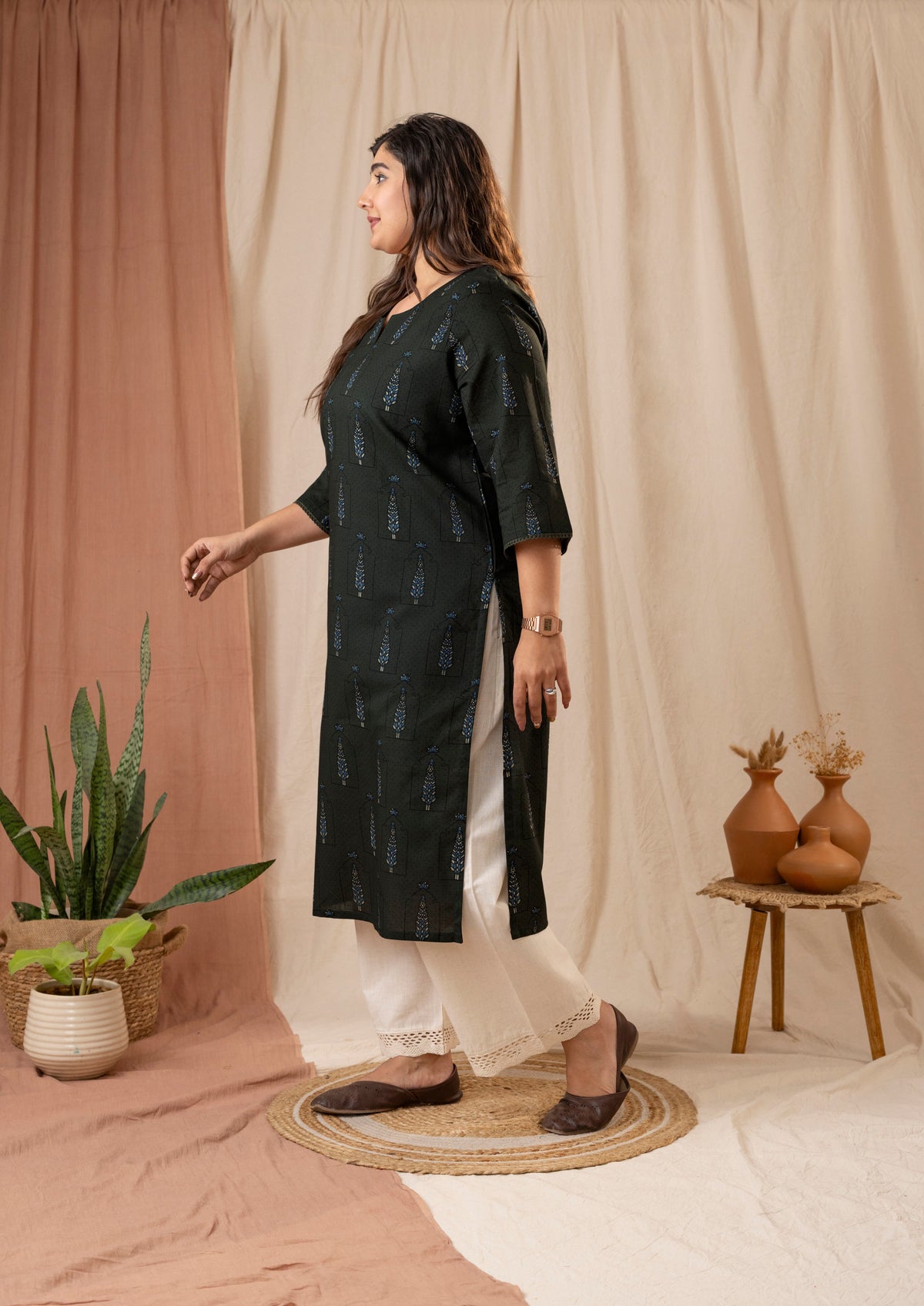 Amthi Women's Bottle Green Cotton Printed Straight Kurta