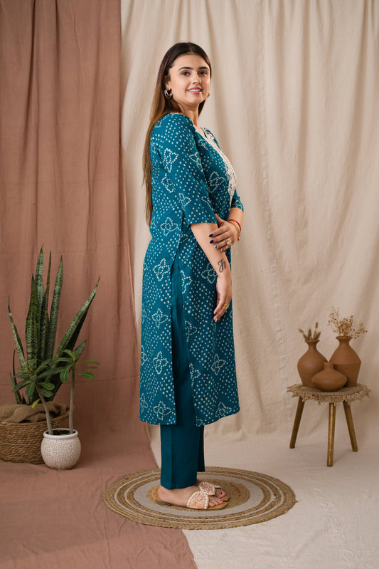 Amthi Women’s Teal Bandhani Embroidered Linen Straight Kurta Set