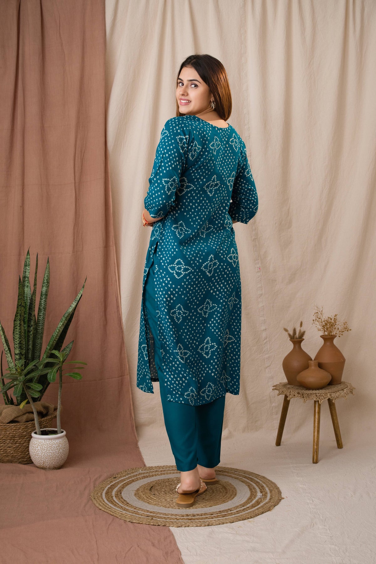 Amthi Women’s Teal Bandhani Embroidered Linen Straight Kurta Set
