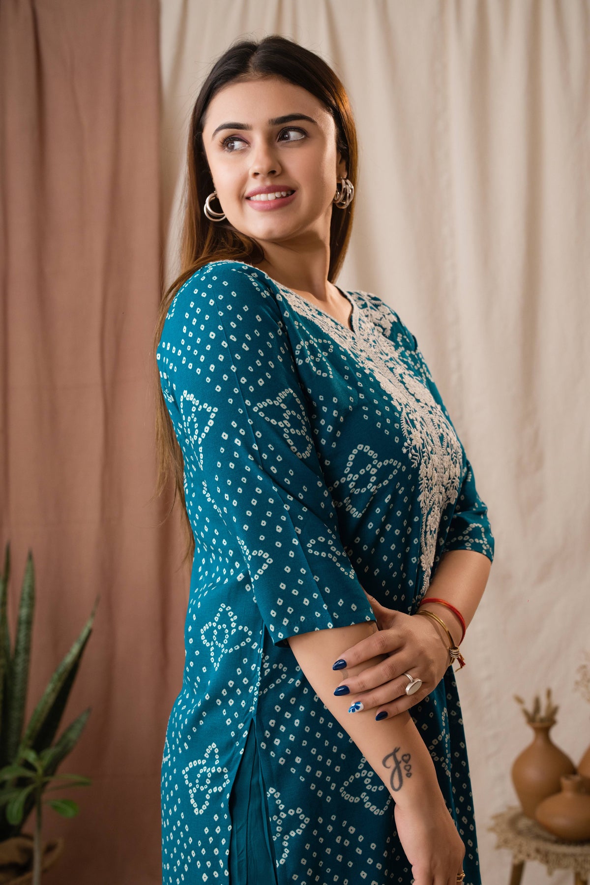 Amthi Women’s Teal Bandhani Embroidered Linen Straight Kurta Set