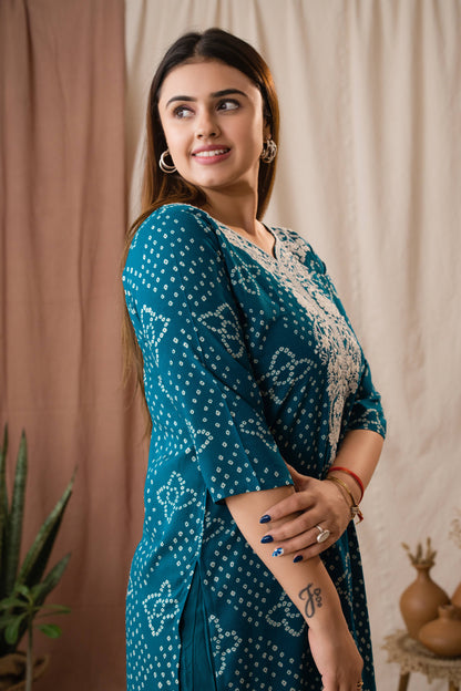 Amthi Women’s Teal Bandhani Embroidered Linen Straight Kurta Set