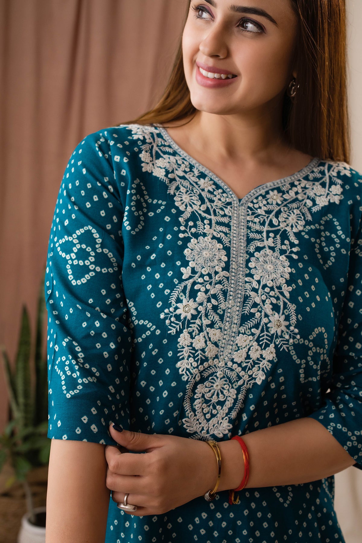 Amthi Women’s Teal Bandhani Embroidered Linen Straight Kurta Set