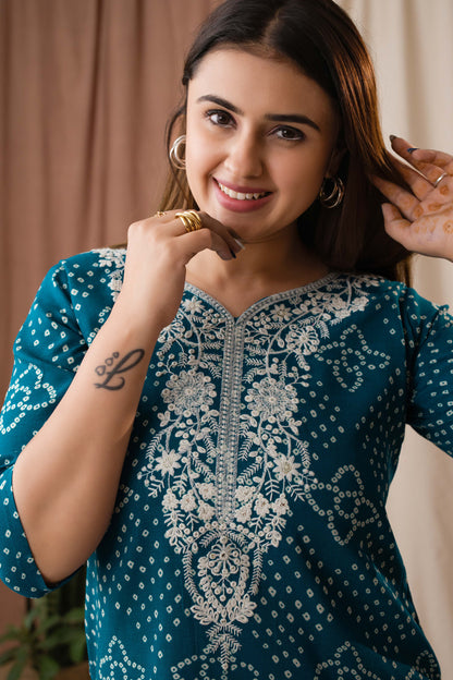 Amthi Women’s Teal Bandhani Embroidered Linen Straight Kurta Set