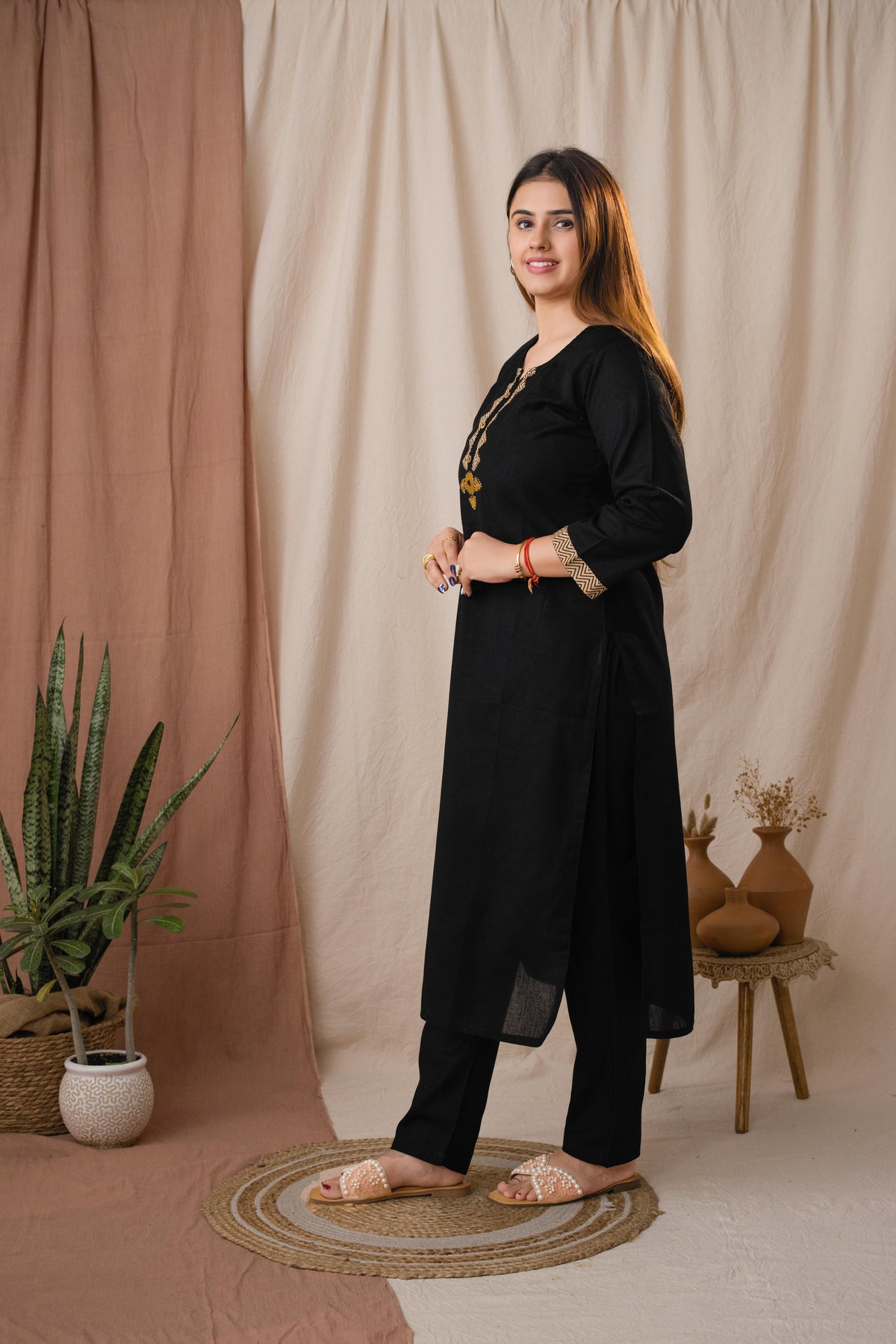 Amthi Women's Linen Balck Straight Kurta Set