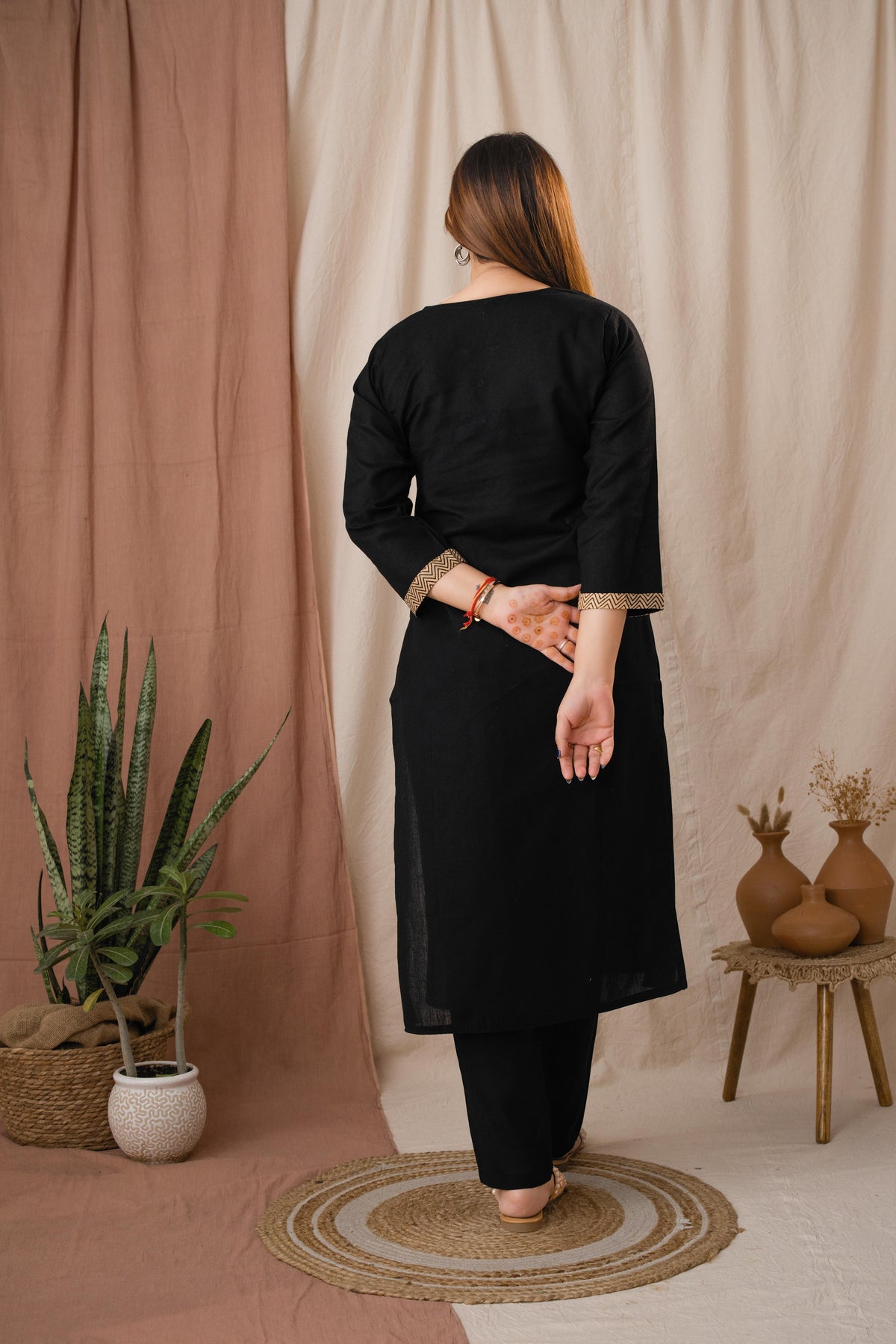 Amthi Women's Linen Balck Straight Kurta Set