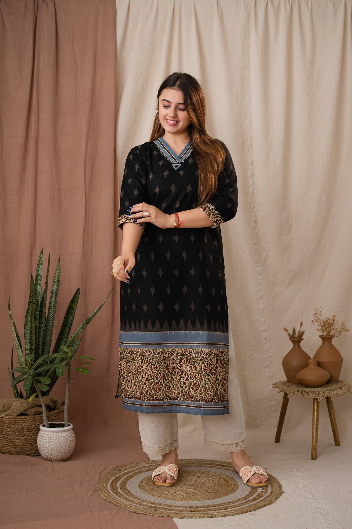 Amthi Women's Mirror Cotton Linen Ikat Printed Black Kurta For Daily Wear