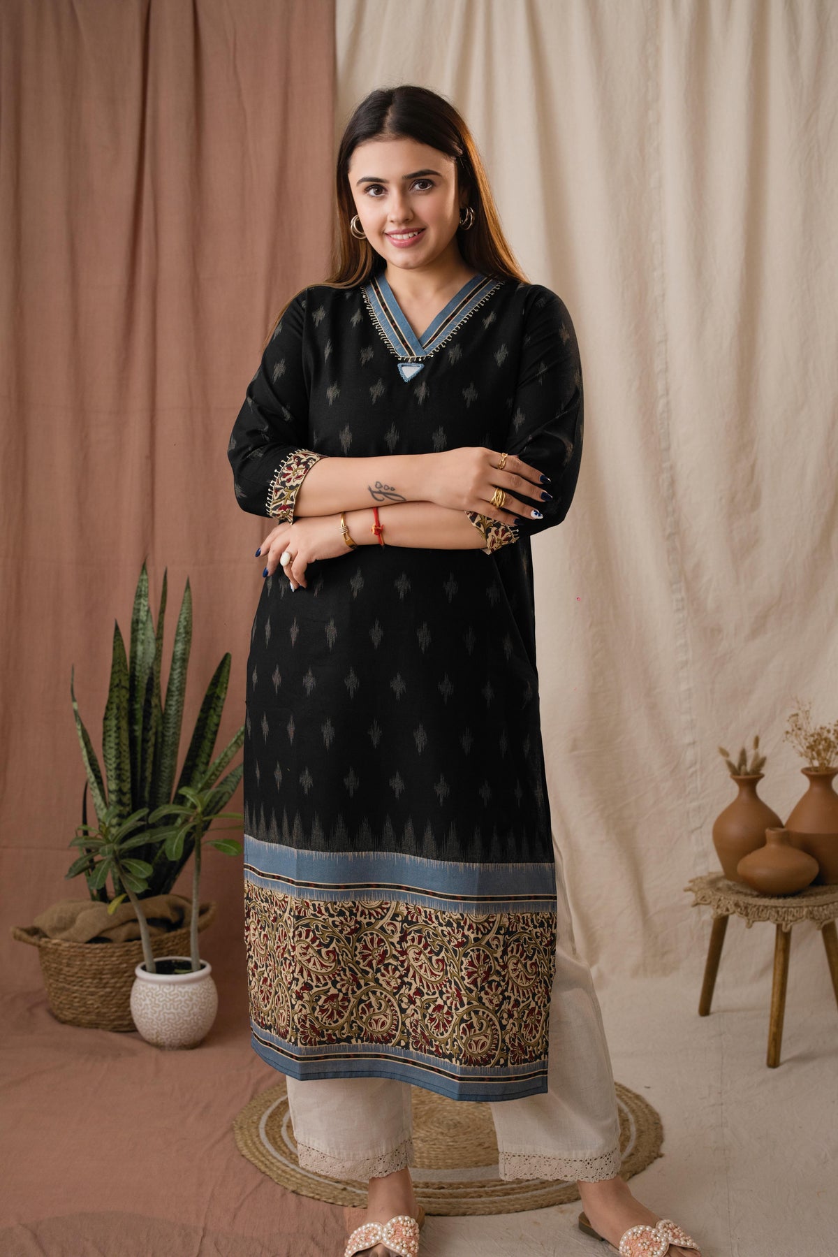 Amthi Women's Mirror Cotton Linen Ikat Printed Black Kurta For Daily Wear