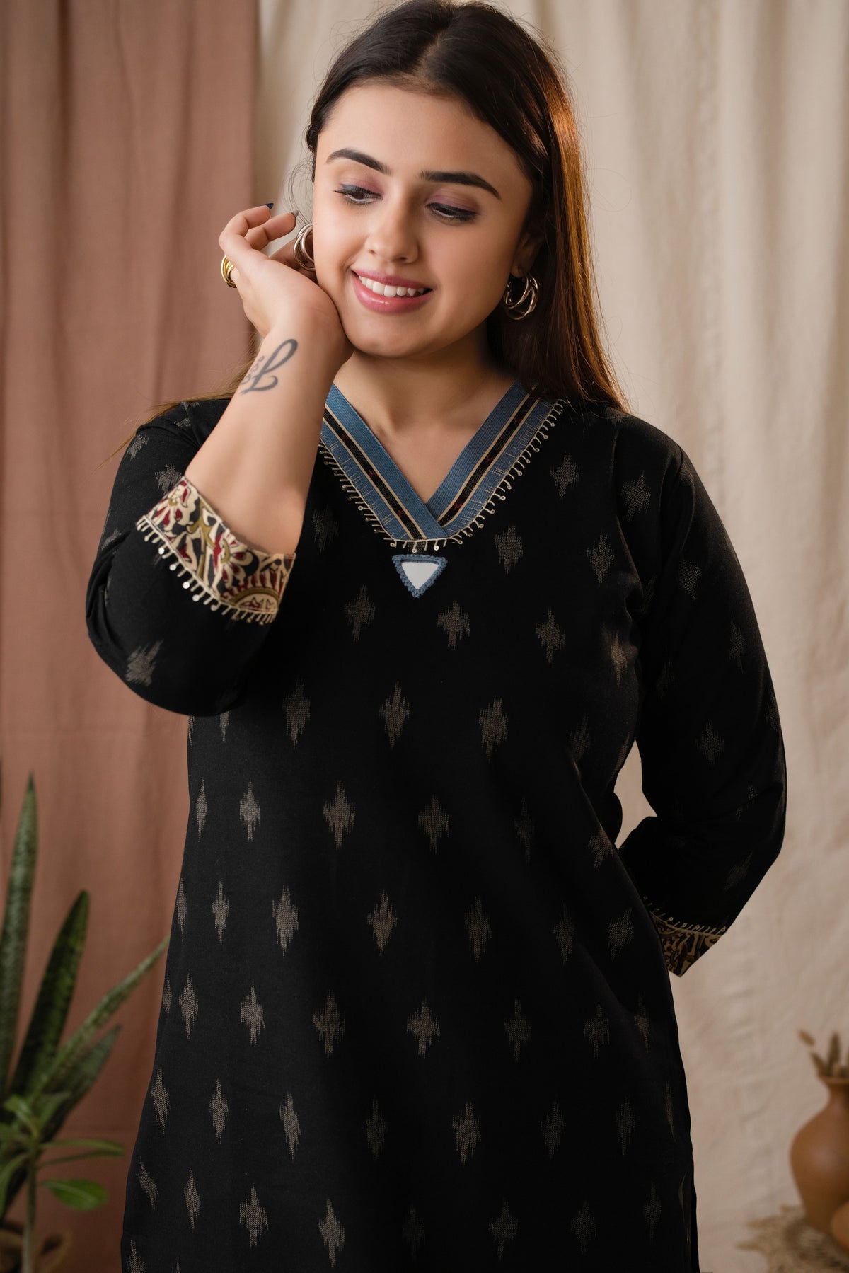 Amthi Women's Mirror Cotton Linen Ikat Printed Black Kurta For Daily Wear