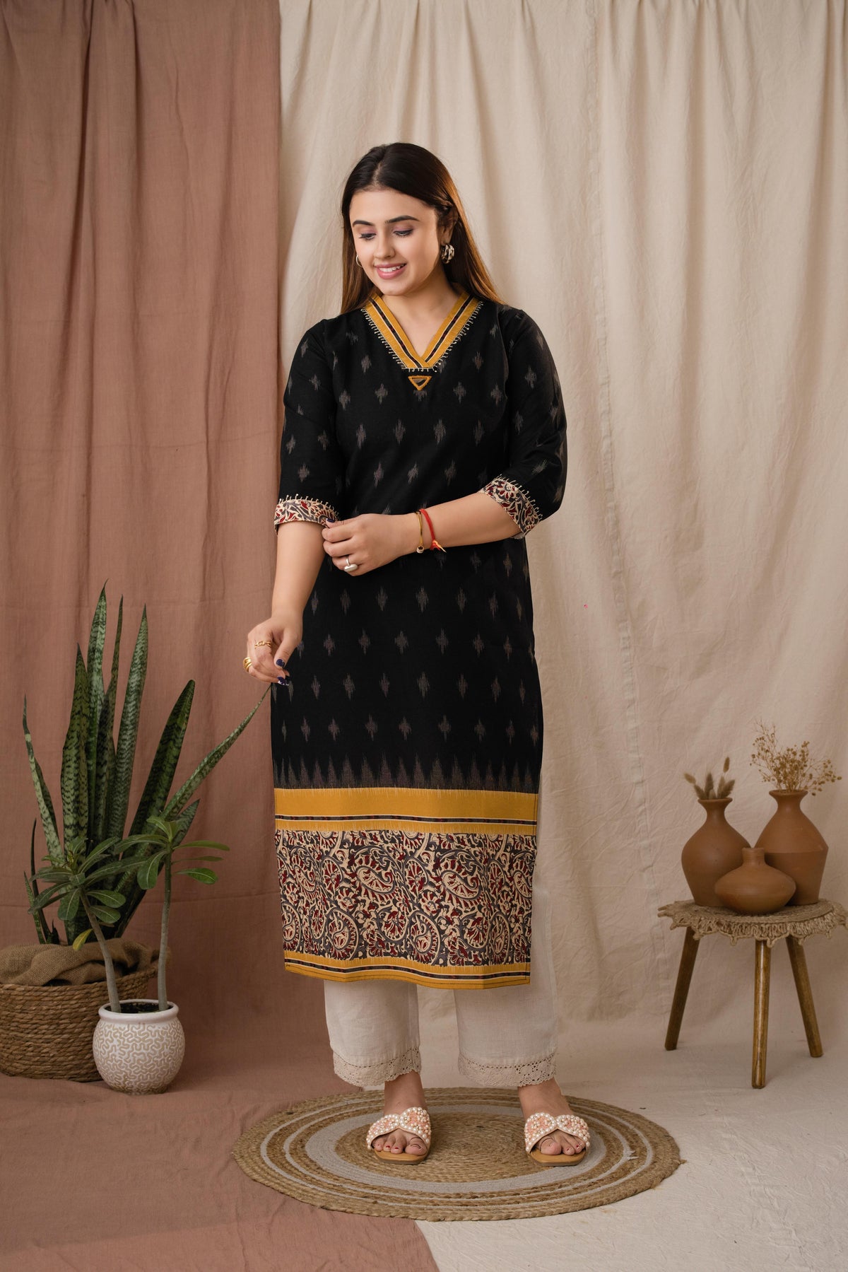 Amthi Women's Mirror Cotton Linen Ikat Printed Black Straight Kurta
