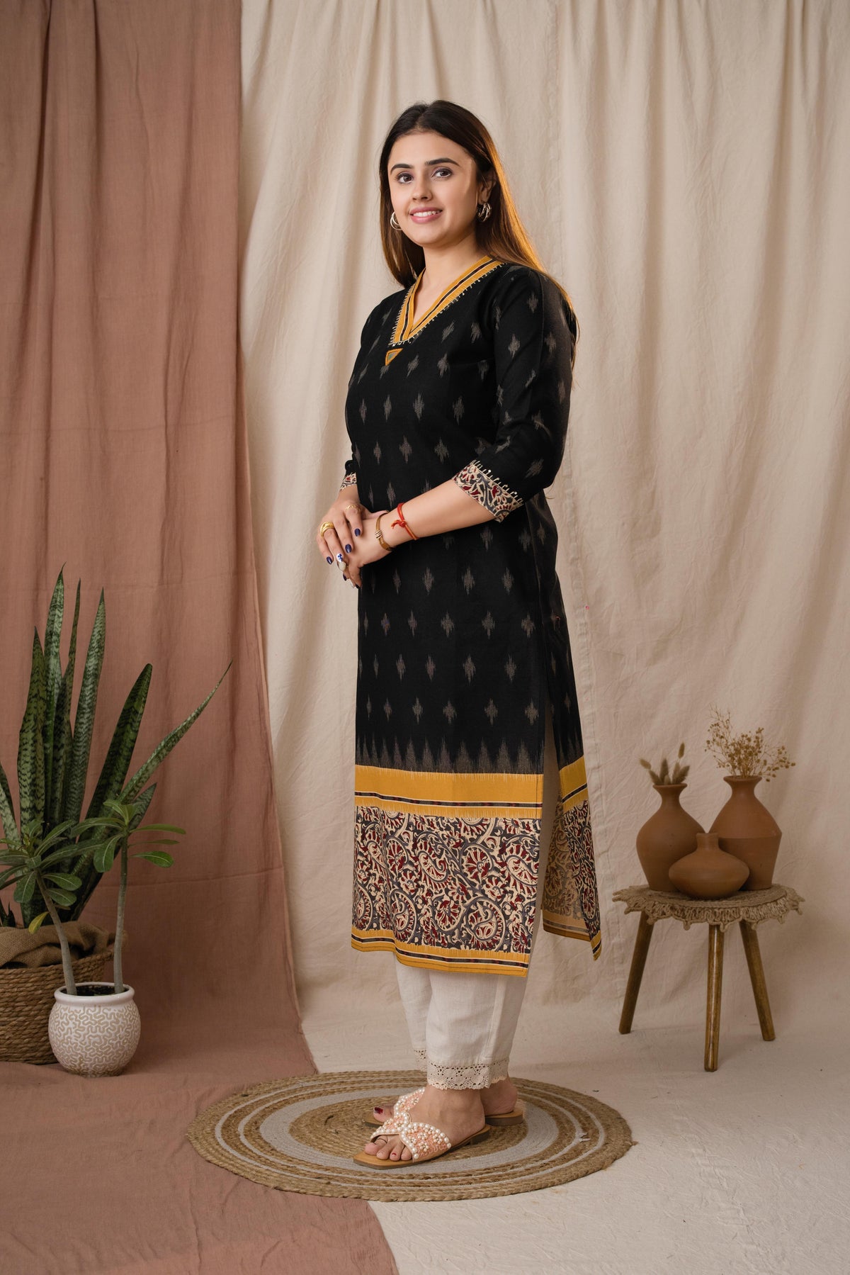 Amthi Women's Mirror Cotton Linen Ikat Printed Black Straight Kurta