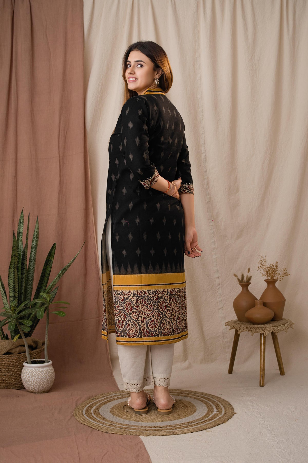 Amthi Women's Mirror Cotton Linen Ikat Printed Black Straight Kurta