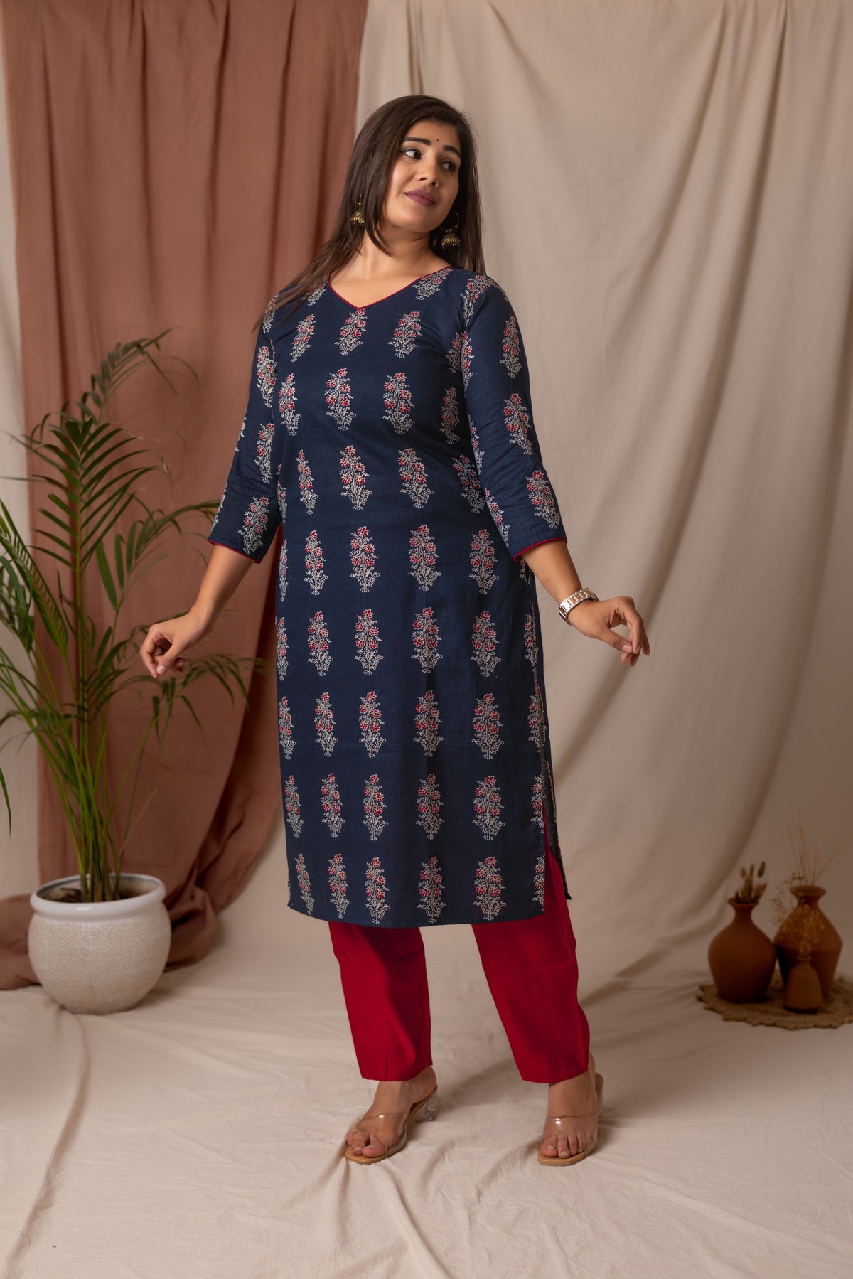 Amthi Women's Navy Blue V- Neck Floral Printed Straight Kurta