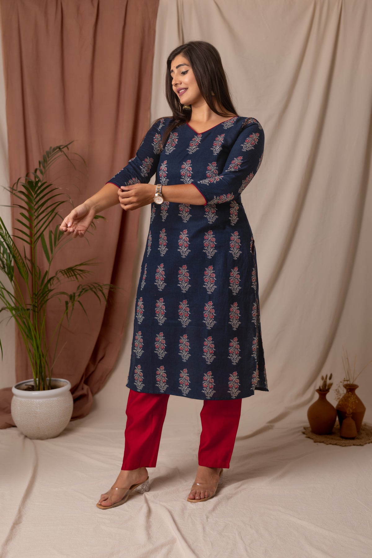 Amthi Women's Navy Blue V- Neck Floral Printed Straight Kurta