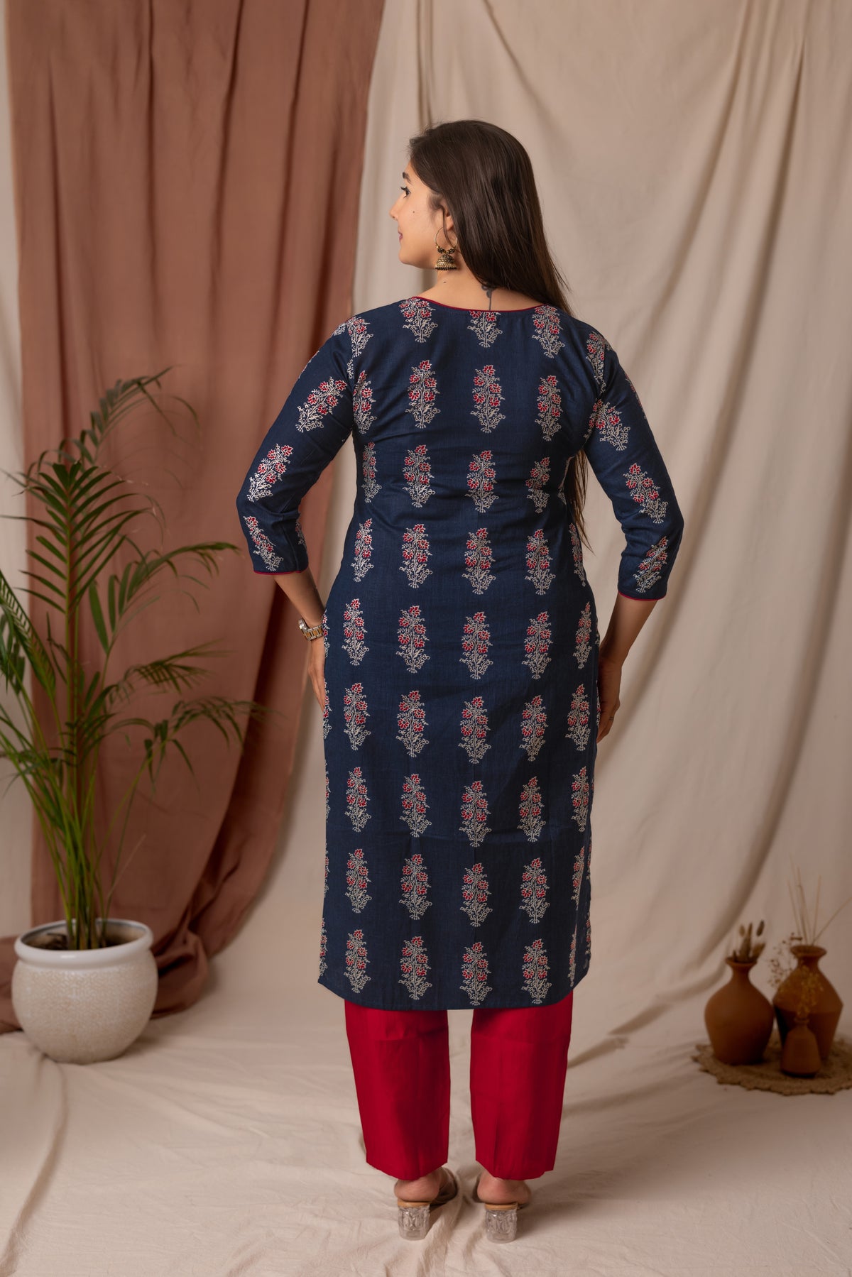 Amthi Women's Navy Blue V- Neck Floral Printed Straight Kurta
