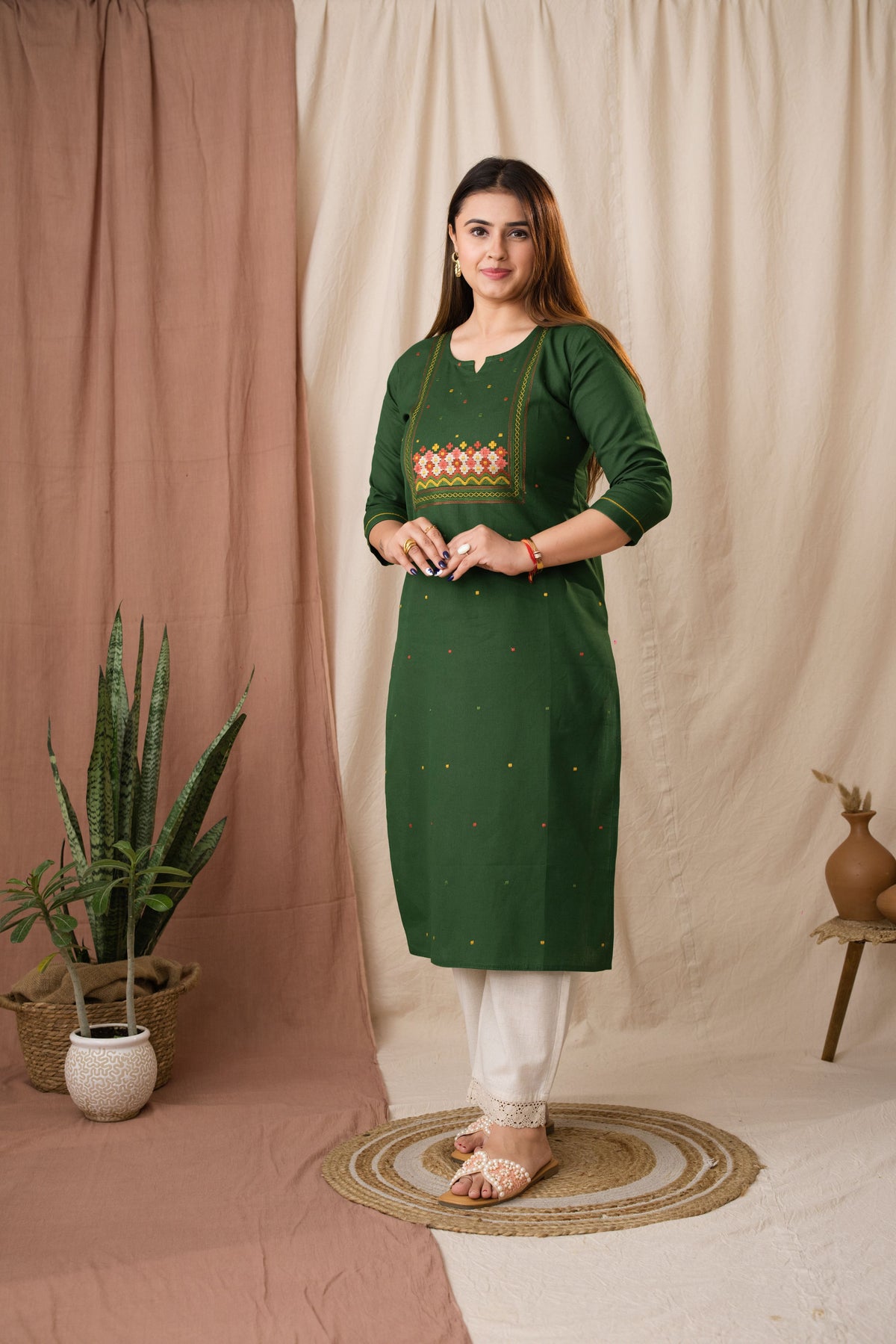 Amthi Women Green Linen Cotton Embroidered Kurta