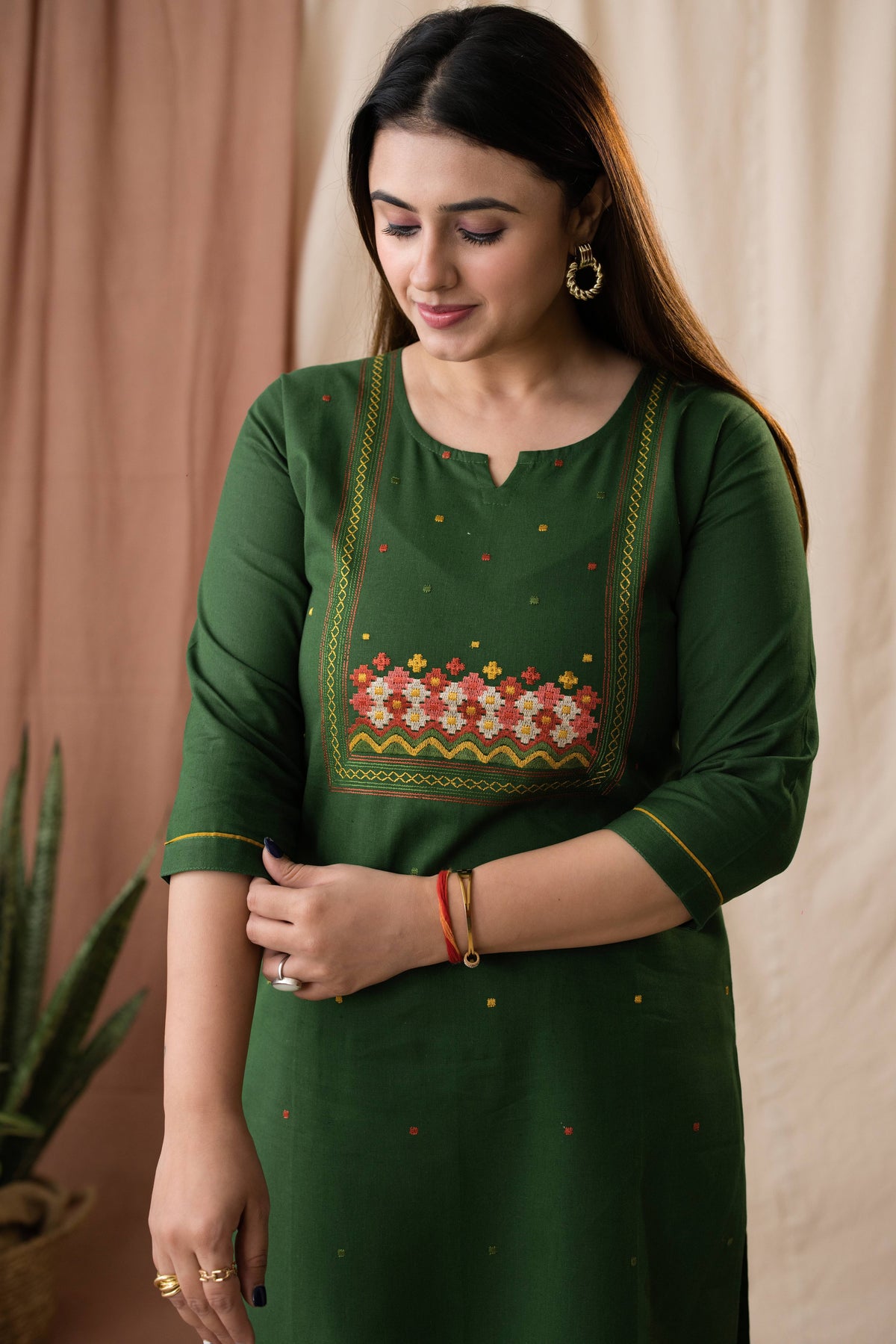 Amthi Women Green Linen Cotton Embroidered Kurta