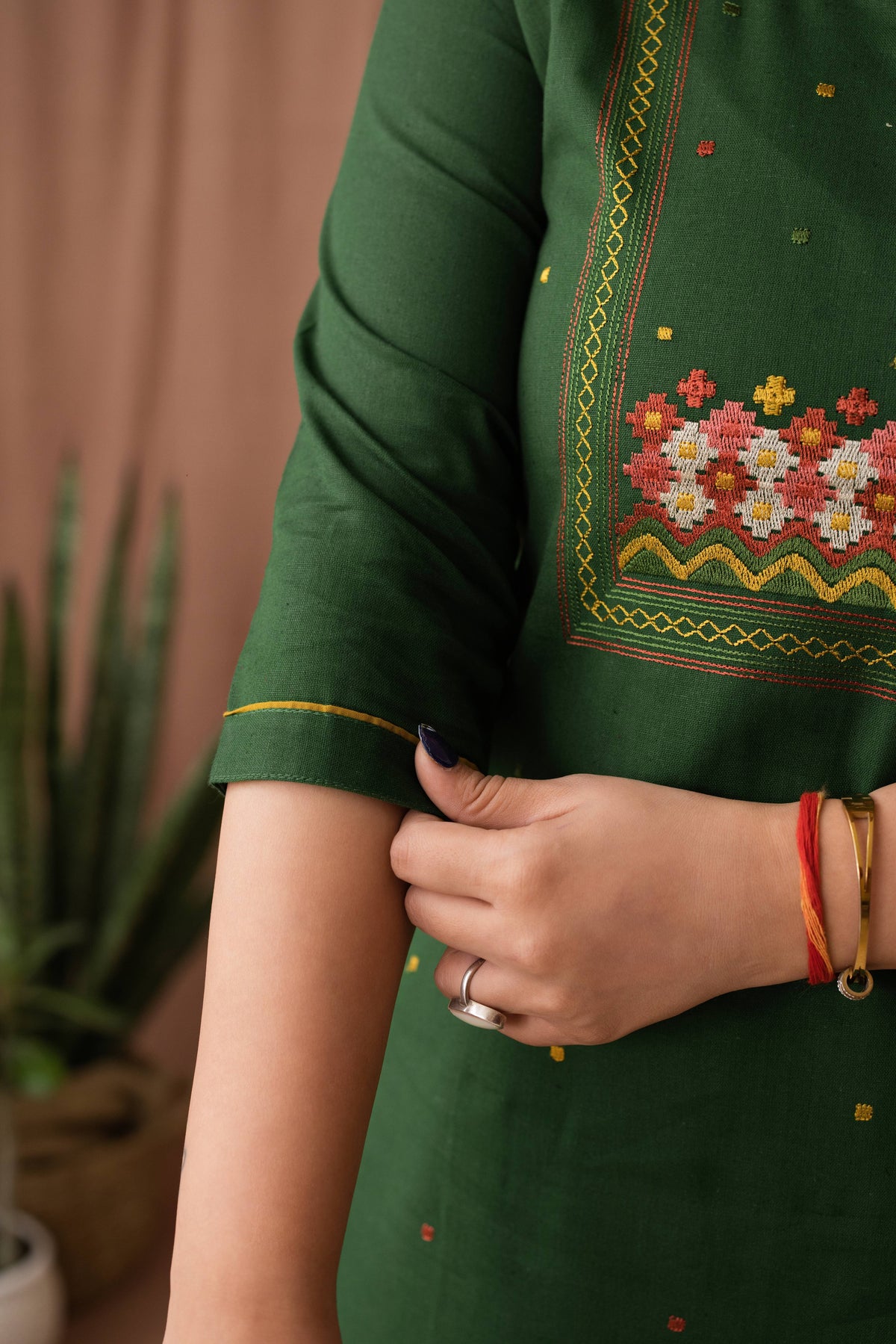 Amthi Women Green Linen Cotton Embroidered Kurta