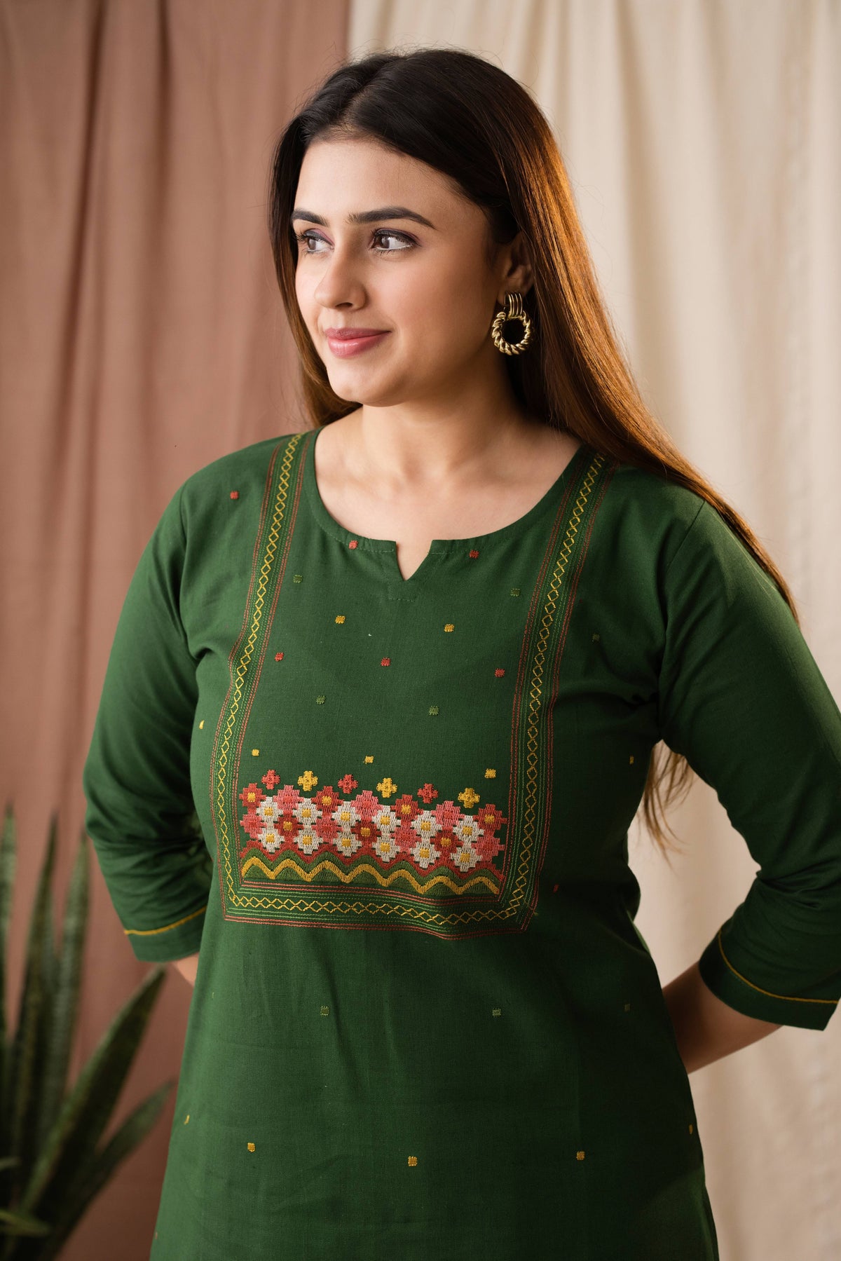 Amthi Women Green Linen Cotton Embroidered Kurta
