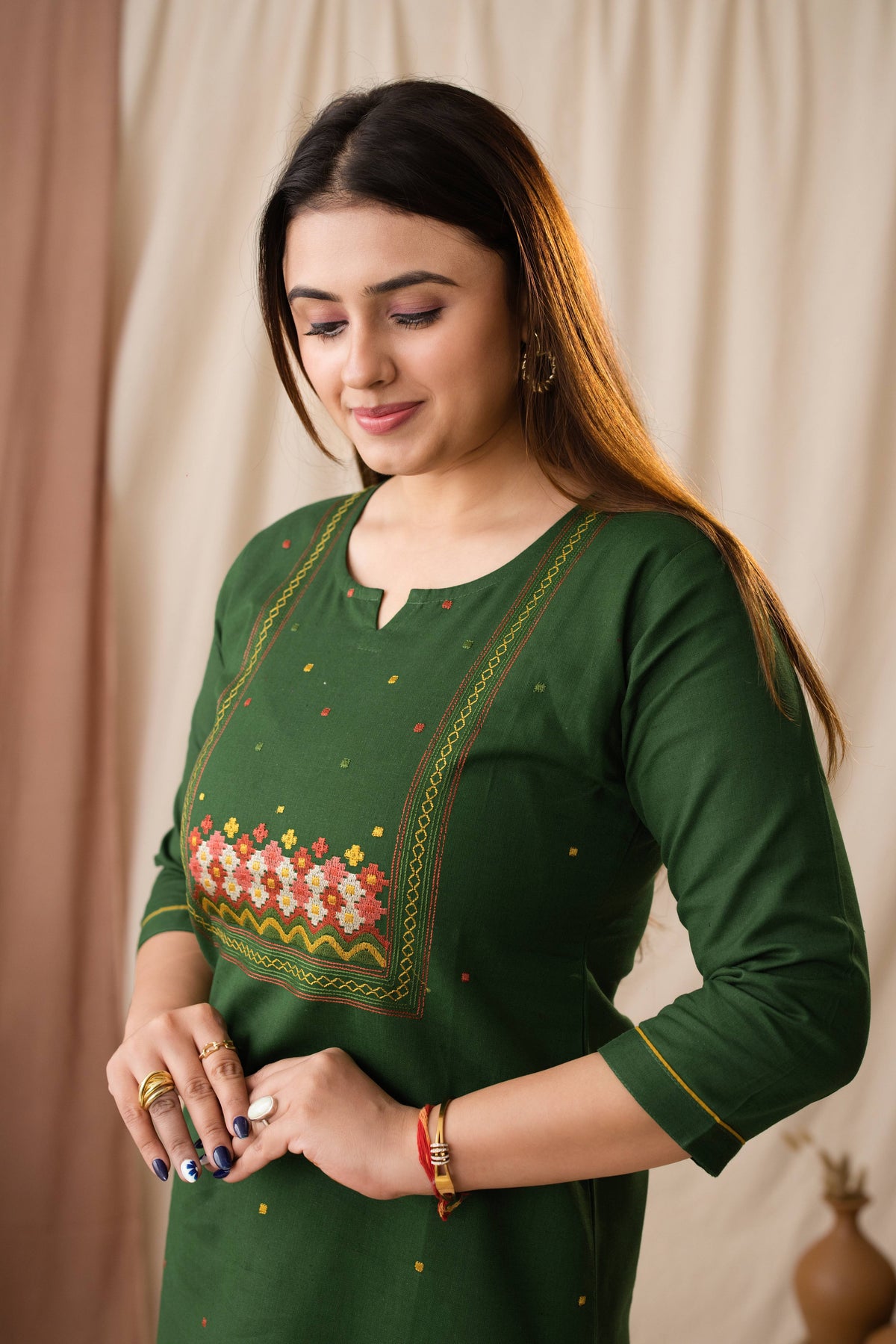 Amthi Women Green Linen Cotton Embroidered Kurta
