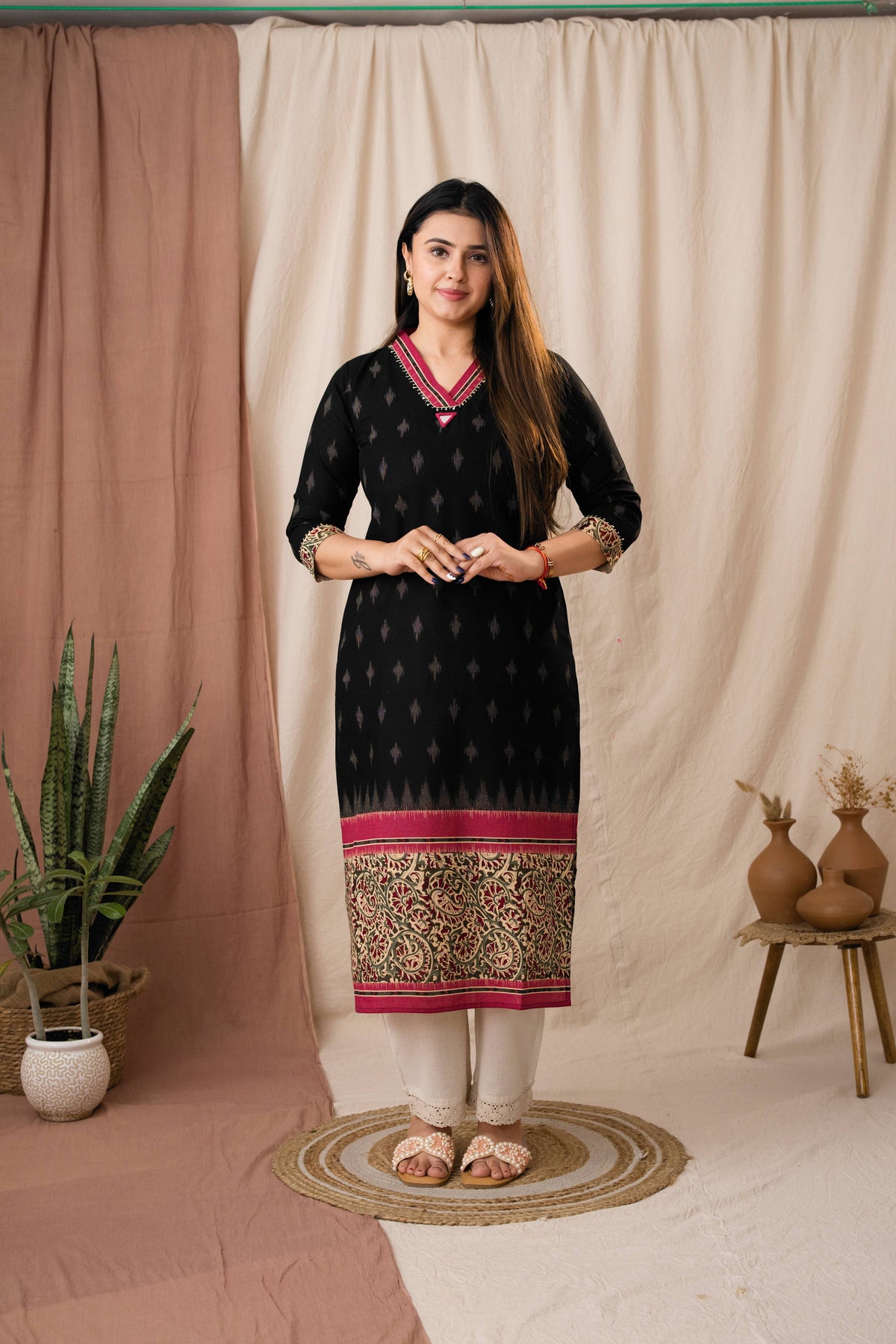 Amthi Women's Mirror Cotton Linen Ikat Printed Black Kurta