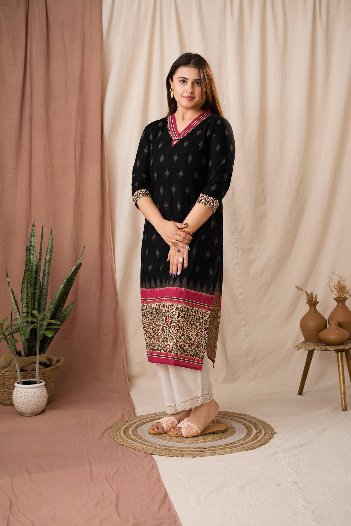 Amthi Women's Mirror Cotton Linen Ikat Printed Black Kurta