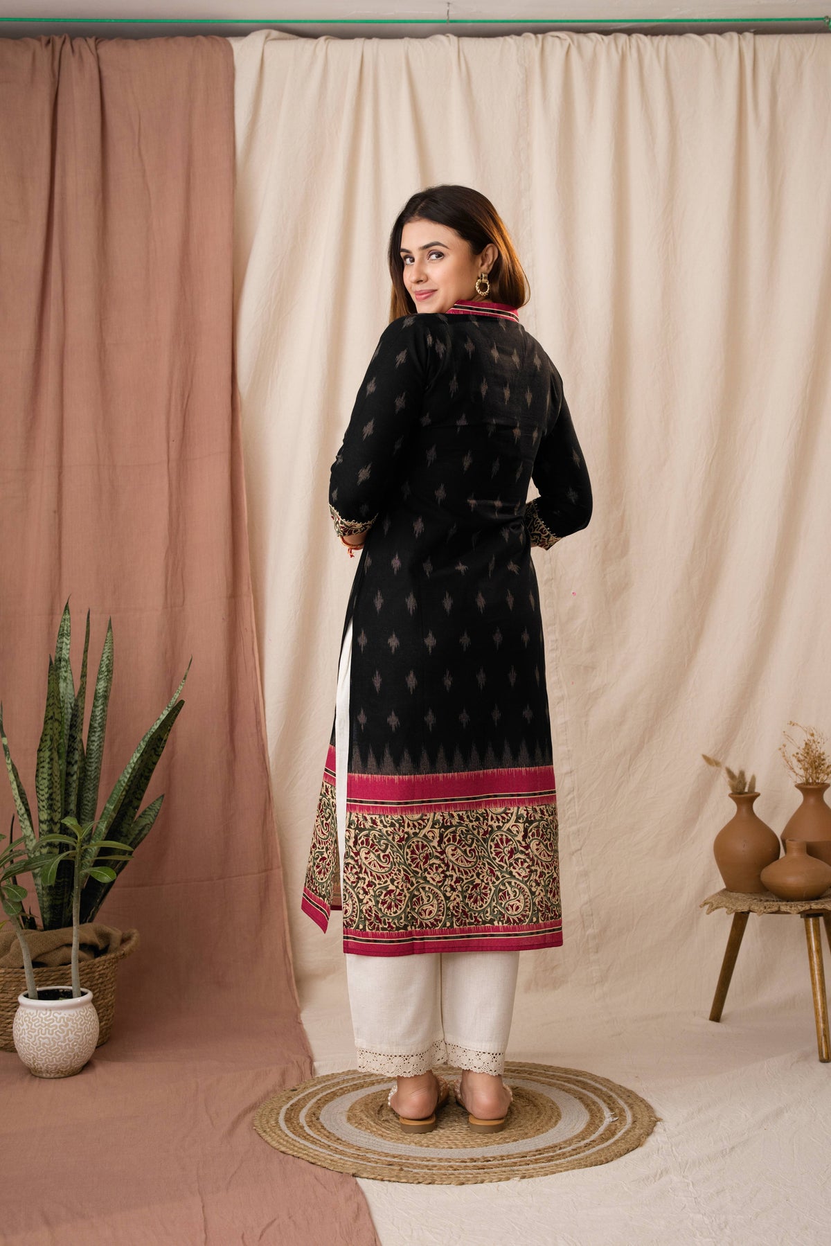 Amthi Women's Mirror Cotton Linen Ikat Printed Black Kurta