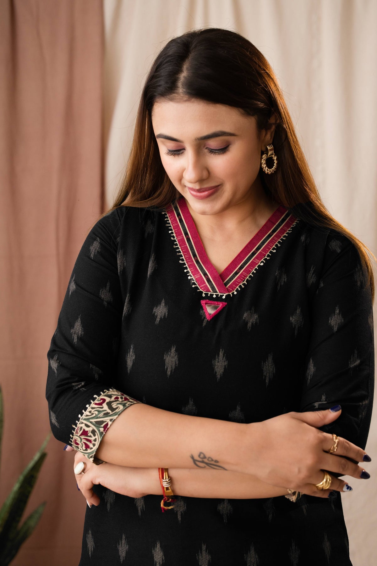 Amthi Women's Mirror Cotton Linen Ikat Printed Black Kurta