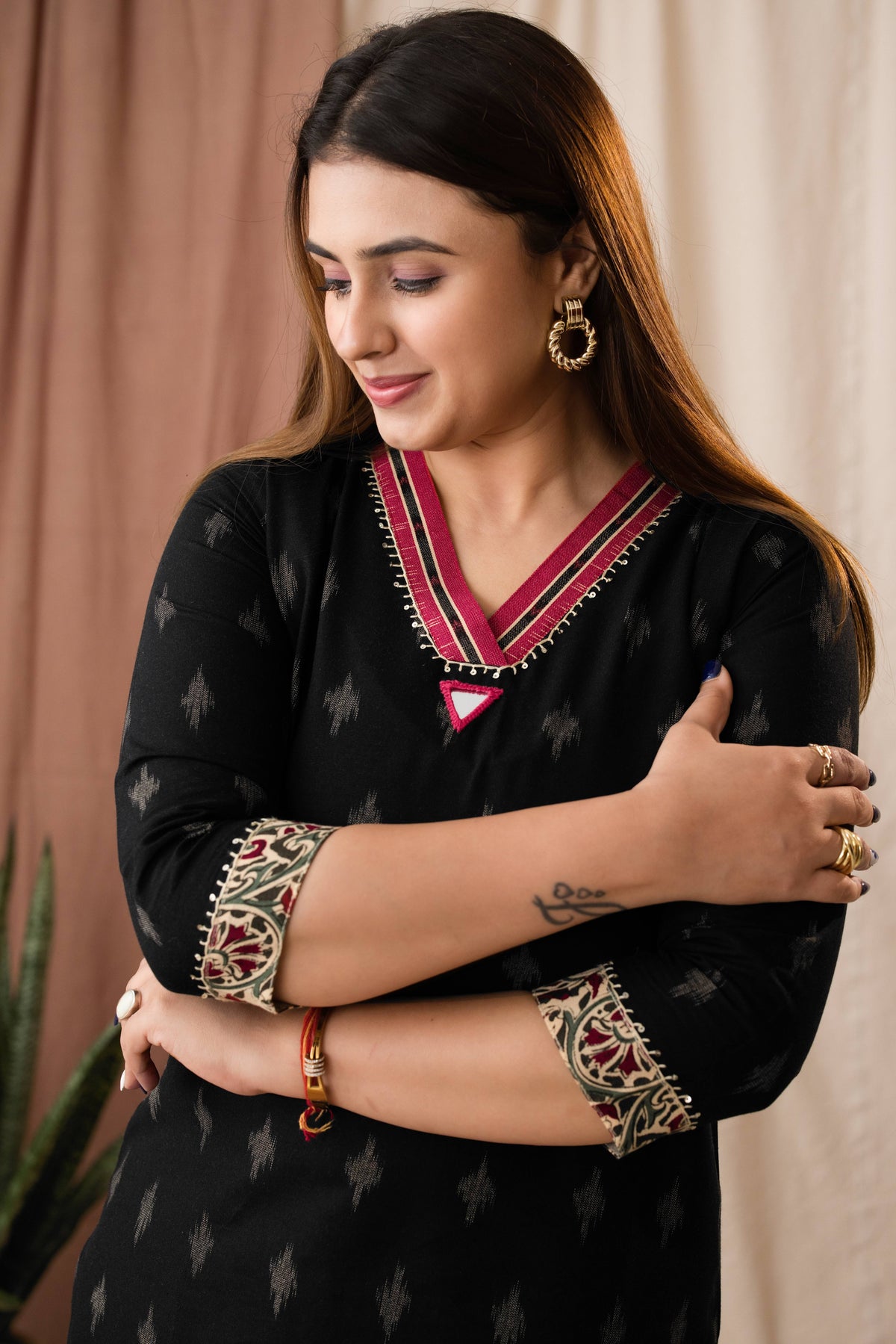Amthi Women's Mirror Cotton Linen Ikat Printed Black Kurta