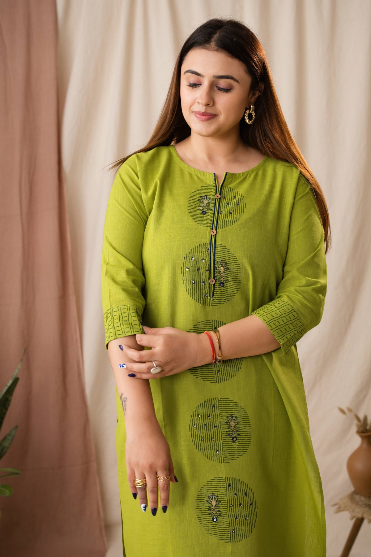 Amthi Women's Geometric Lime Green Cotton Linen Kurta