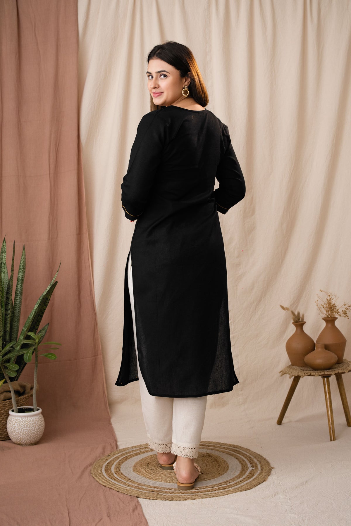 Amthi Women Black Linen Cotton Embroidered Kurta